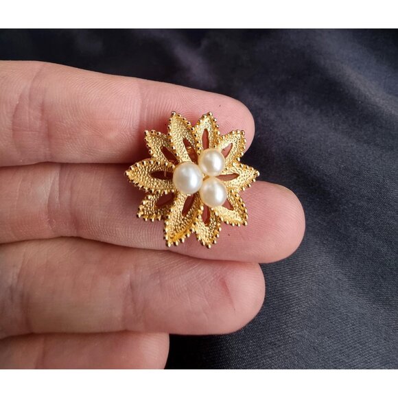 Vintage TRIFARI CROWN 1960s Signed Star Shape Gold Flower Faux Pearls Clip on Ea - Picture 8 of 8